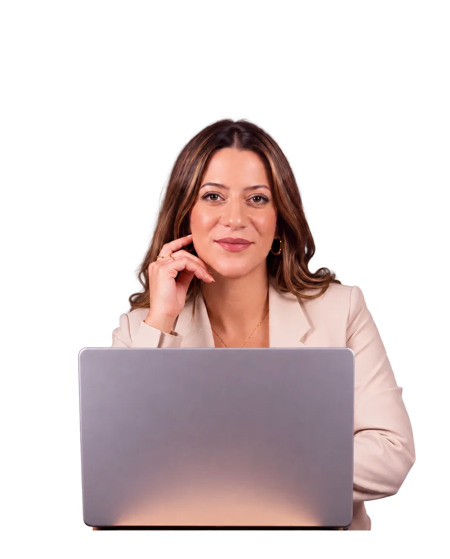 Porträt von Izla Yacoub an einem Laptop vor deutschen Investitionsunterlagen.